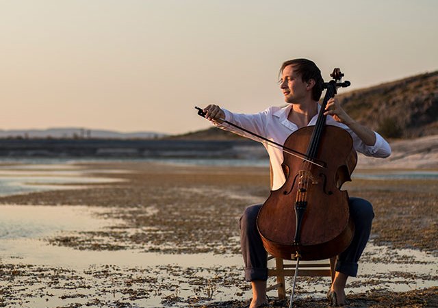 Benedict Klöckner playing cello